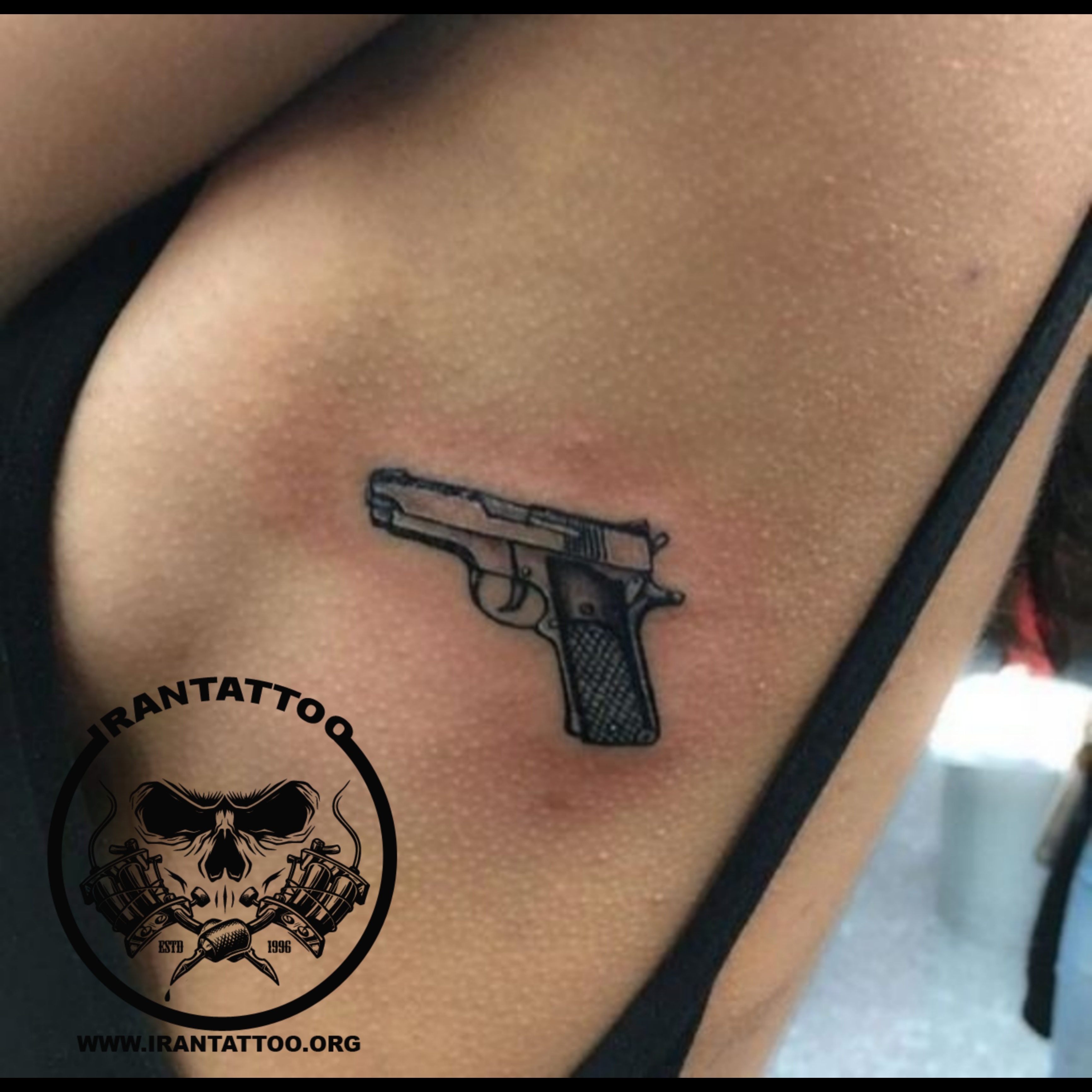 Татуировка пистолет для девушек